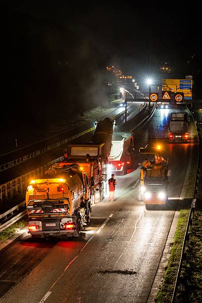 obras en la carretera, eliminación de edad de pavimento de asfalto en la noche - construction machinery machine industrial equipment grader fotografías e imágenes de stock