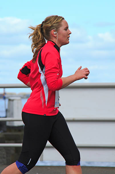 runner vestido em cor-de-rosa - distance running audio - fotografias e filmes do acervo