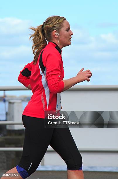 Runner Vestido De Cor De Rosa - Fotografias de stock e mais imagens de Adulto - Adulto, Amador, Ao Ar Livre