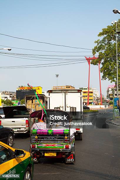 Tuktuk E Balanço Gigante - Fotografias de stock e mais imagens de Adulto - Adulto, Alfalto, Ao Ar Livre