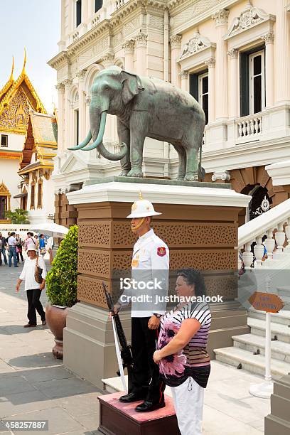 Foto Mit Guard Stockfoto und mehr Bilder von Bangkok - Bangkok, Chakri Maha Prasat-Thronhalle, Editorial