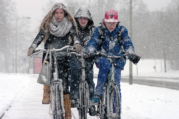 eccezionali nevicate nel limburgo - group of people teenager snow winter foto e immagini stock