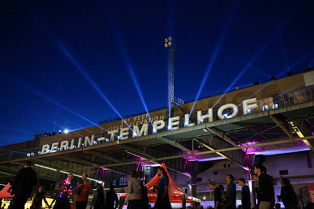 ベルリンテンペルホフ空港 - tempelhof ストックフォトと画像