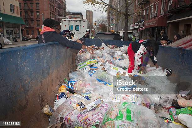 Dumster Дайвинг После Урагана Сэнди — стоковые фотографии и другие картинки Еда - Еда, Нью-Йорк, Промышленный чан для мусора