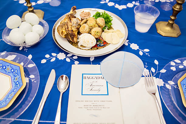 traditionelle pessach seder tisch - passover seder seder plate table stock-fotos und bilder