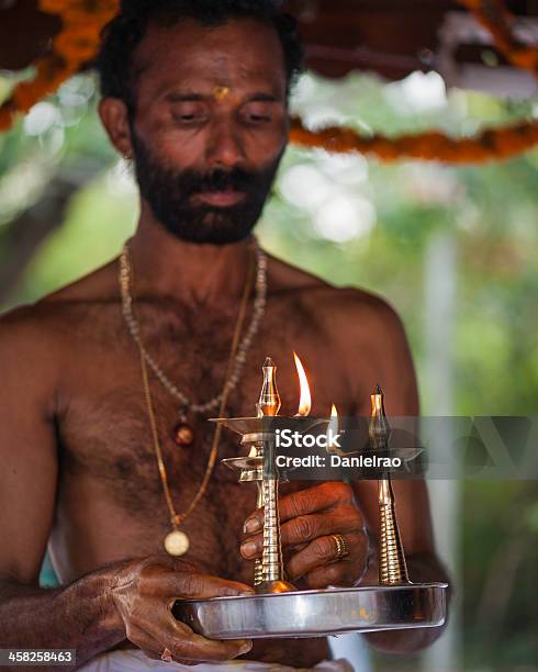 Ритуальный Flame Индуистский Священник Kannur Керала Индия — стоковые фотографии и другие картинки Вертикальный