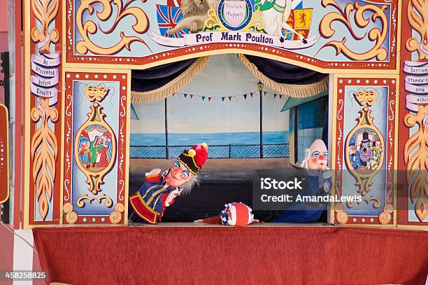 Punch And Judy Desempenho Weymouth - Fotografias de stock e mais imagens de Punch and Judy - Punch and Judy, Fantoche, Edifício de Teatro