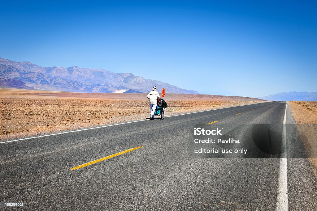 Hombre caminando en la muerte Valley, California, USA - Foto de stock de Actividad libre de derechos