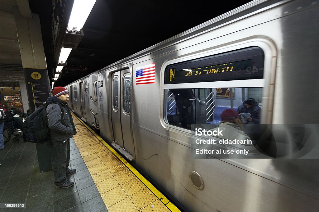 通勤者と地下鉄の 42 nd ストリート駅からマンハッタンニューヨーク - MTAのロイヤリティフリーストックフォト