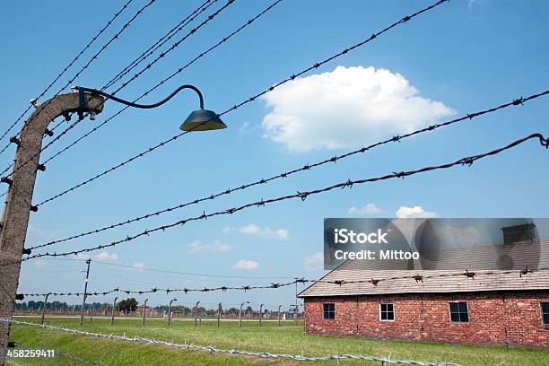 Auschwitz Me Campo De Concentración Valla Cable Y Prisionero Cuartel Polonia Foto de stock y más banco de imágenes de Acontecimientos en las noticias