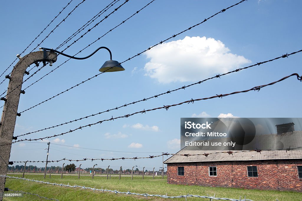 Auschwitz I Campo di concentramento: Parete guida e prigioniero barracks. La Polonia - Foto stock royalty-free di Ambientazione esterna