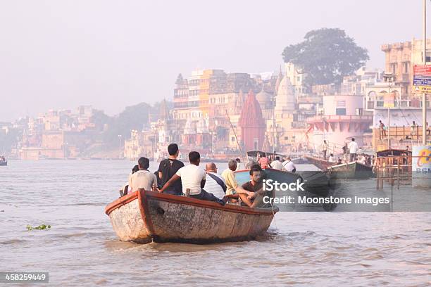 Varanasi Índia Uttar Pradesh - Fotografias de stock e mais imagens de Admirar a Vista - Admirar a Vista, Amanhecer, Ao Ar Livre