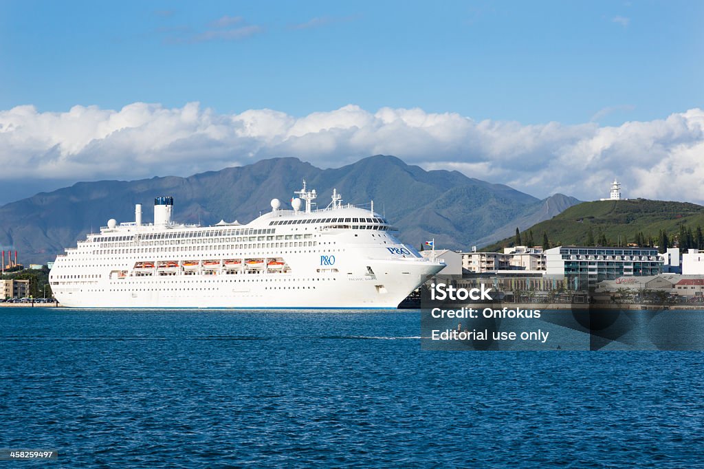Nave da crociera nel porto di Noumea, Nuova Caledonia - Foto stock royalty-free di Acqua