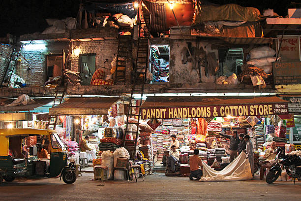 inde à delhi - over burdened street city street house photos et images de collection