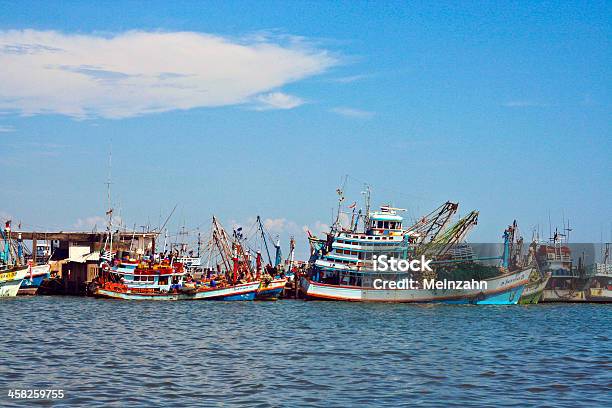Los Pescadores Preparar El Barco Para Todos Los Días Del Día Foto de stock y más banco de imágenes de Agua