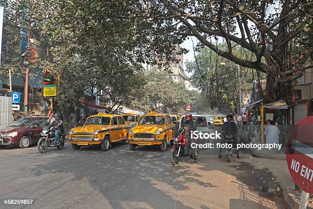 Amarelo De Cabinas À Espera De Uma Passagem Em Kolkatacity In India - Fotografias de stock e mais imagens de Amarelo