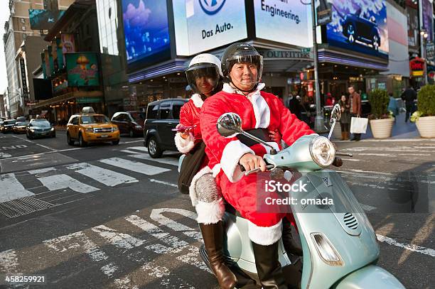 Photo libre de droit de Joyeux Noël banque d'images et plus d'images libres de droit de Adulte - Adulte, Adulte d'âge moyen, Cadeau de Noël