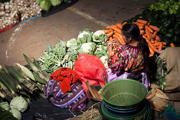 mercado tradicional, na guatemala, chichi - horizontal guatemala leaf vegetable market - fotografias e filmes do acervo