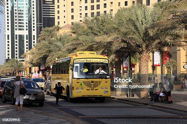 Photo libre de droit de Bus Scolaire À Dubaï banque d'images et plus d'images libres de droit de Bus scolaire - Bus scolaire, Dubaï, Bus