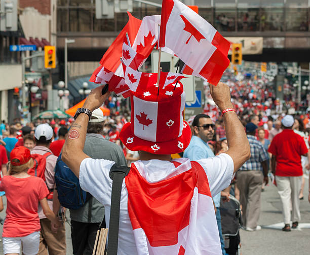 homme vendre drapeaux fête nationale du canada - candid downtown district editorial horizontal photos et images de collection