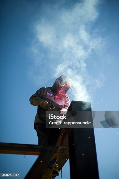 Trabajador De Hierro De Soldadura Foto de stock y más banco de imágenes de Azul - Azul, Herrero, Hombres