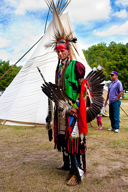 guerriero nativo americano indiano davanti tipi - cherokee foto e immagini stock