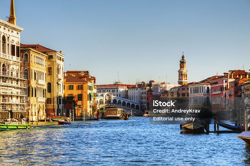 Ponte de Rialto (Ponte Di Rialto) em um dia ensolarado - Foto de stock de Canal royalty-free