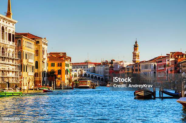 Foto de Ponte De Rialto Em Um Dia Ensolarado e mais fotos de stock de Canal