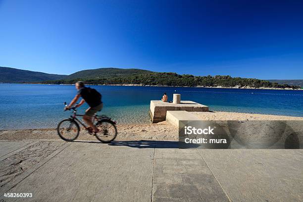 Ćwiczenia Lub Zrelaksuj Się Na Plaży - zdjęcia stockowe i więcej obrazów Bicykl - Bicykl, Chorwacja, Cres - Chorwacja