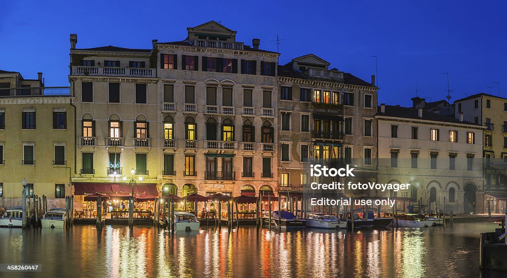 Veneza Grande Canal Rialto restaurantes, hotéis iluminada ao anoitecer Itália - Royalty-free Itália Foto de stock