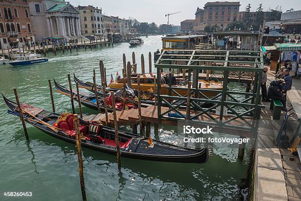 Foto de Gondoleiros E Gôndolas Em Veneza E O Grande Canal Ferrovia Itália e mais fotos de stock de Adulto