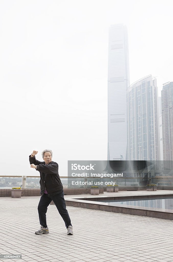 Mulher práticas Tai Chi em Hong Kong - Foto de stock de Adulto royalty-free