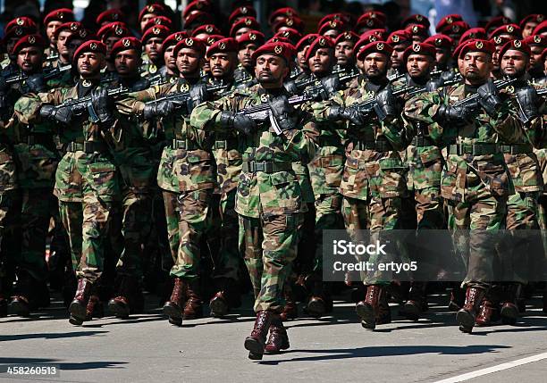 Soldaten Die Während Der Parade Stockfoto und mehr Bilder von Aktivitäten und Sport - Aktivitäten und Sport, Arme hoch, Bewegung