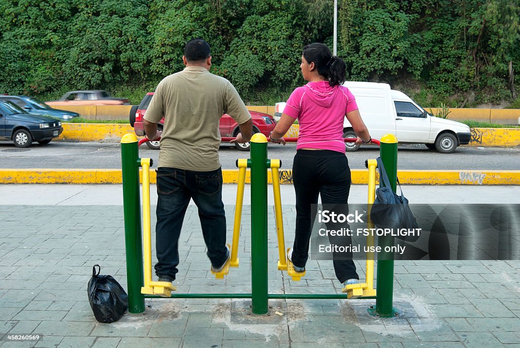 Pareja haciendo ejercicio en la calle - Foto de stock de Actividad libre de derechos