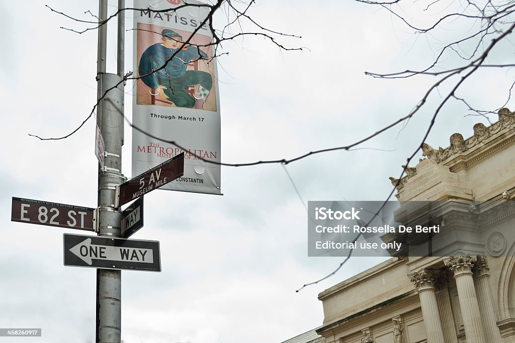 Museu Mile placa, 5th Avenue, no fundo, o MET Building - Foto de stock de Arquitetura royalty-free