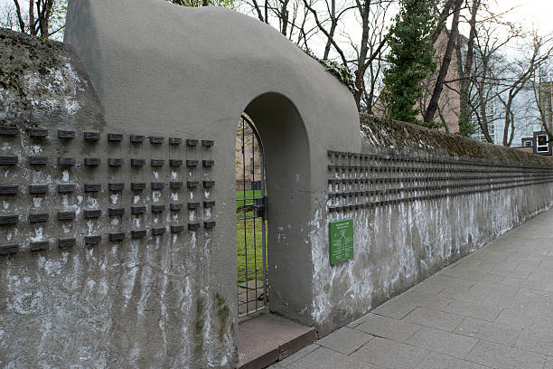памятник и вход в старый еврейское кладбище judengasse frankfurt - holocaust frankfurt memorial judaism стоковые фото и изображения