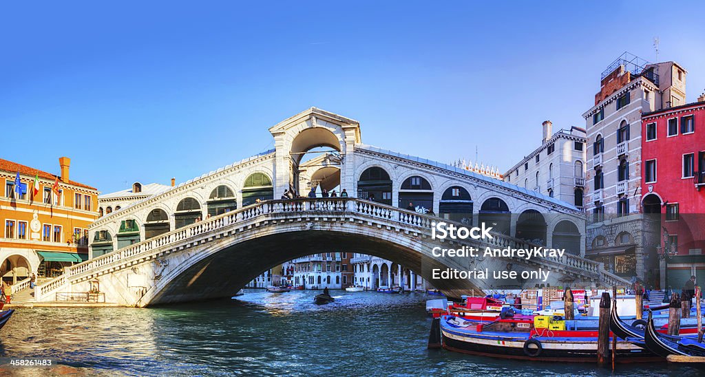 Ponte de Rialto (Ponte Di Rialto) em um dia ensolarado - Foto de stock de Canal royalty-free