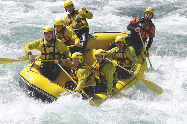 rafting no rio sesia - sports team sport rowing teamwork rafting - fotografias e filmes do acervo