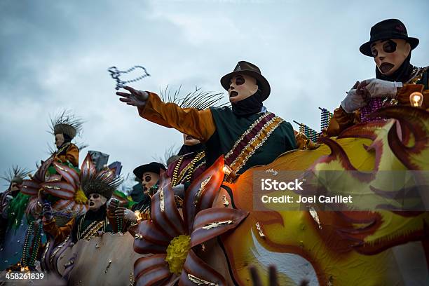 Desfile Mardi Gras De Nueva Orleans Foto de stock y más banco de imágenes de Lanzar - Actividad física - Lanzar - Actividad física, Mardi Gras, Nueva Orleans