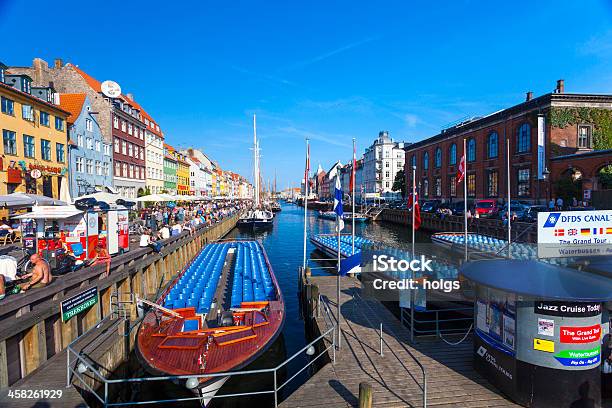 Foto de Nyhaven Waterside Copenhague Dinamarca e mais fotos de stock de Aldeia - Aldeia, Bar, Barco a Vela