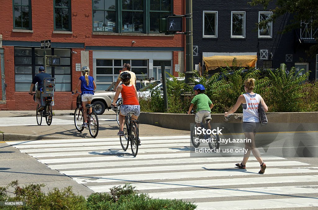 Familia ciclismo & peatonal, al lado oeste de la autopista, la ciudad de Nueva York - Foto de stock de Andar en bicicleta libre de derechos