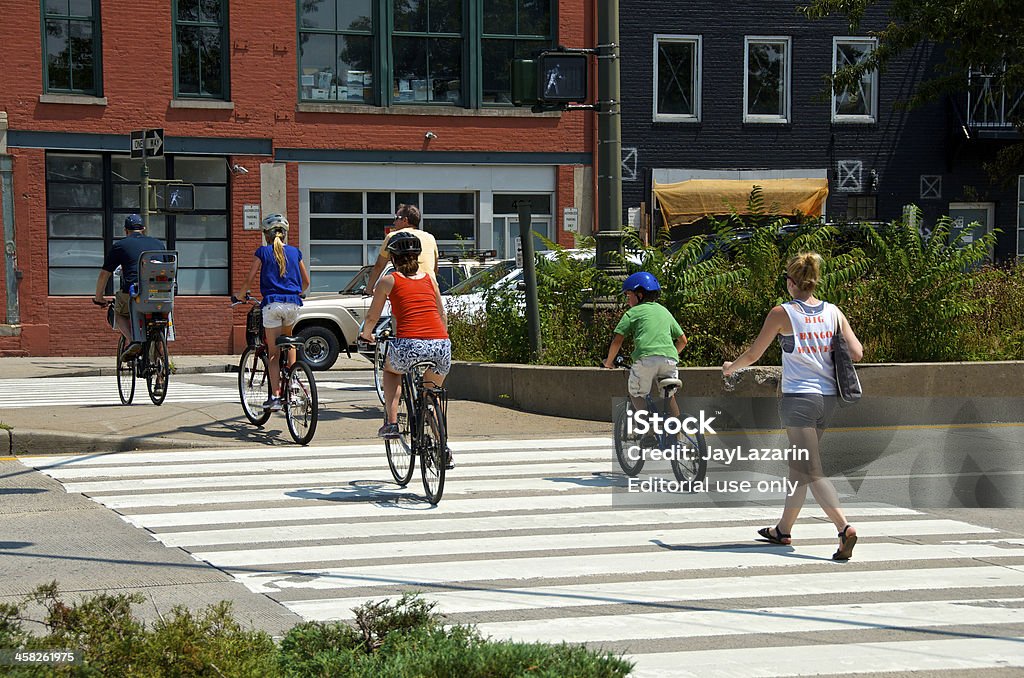 Famiglia in bicicletta & pedonale, Strada pubblica di lato di ovest, New York City - Foto stock royalty-free di Ciclismo