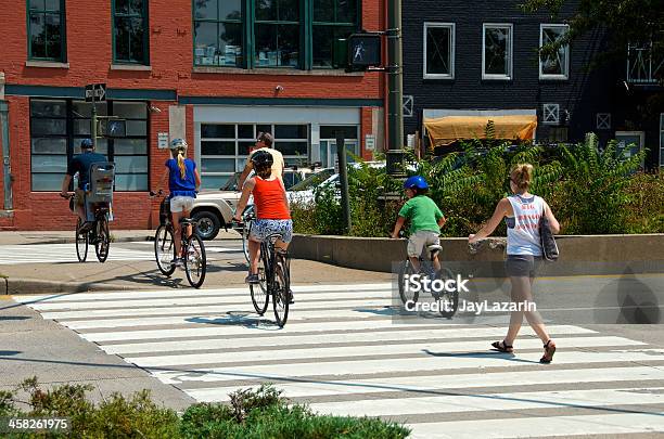 Famiglia In Bicicletta Pedonale Strada Pubblica Di Lato Di Ovest New York City - Fotografie stock e altre immagini di Ciclismo