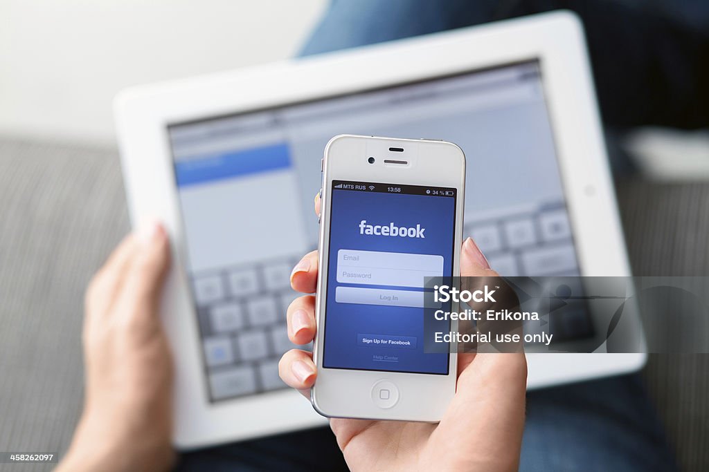 Facebook app para iPhone - Foto de stock de Amizade royalty-free