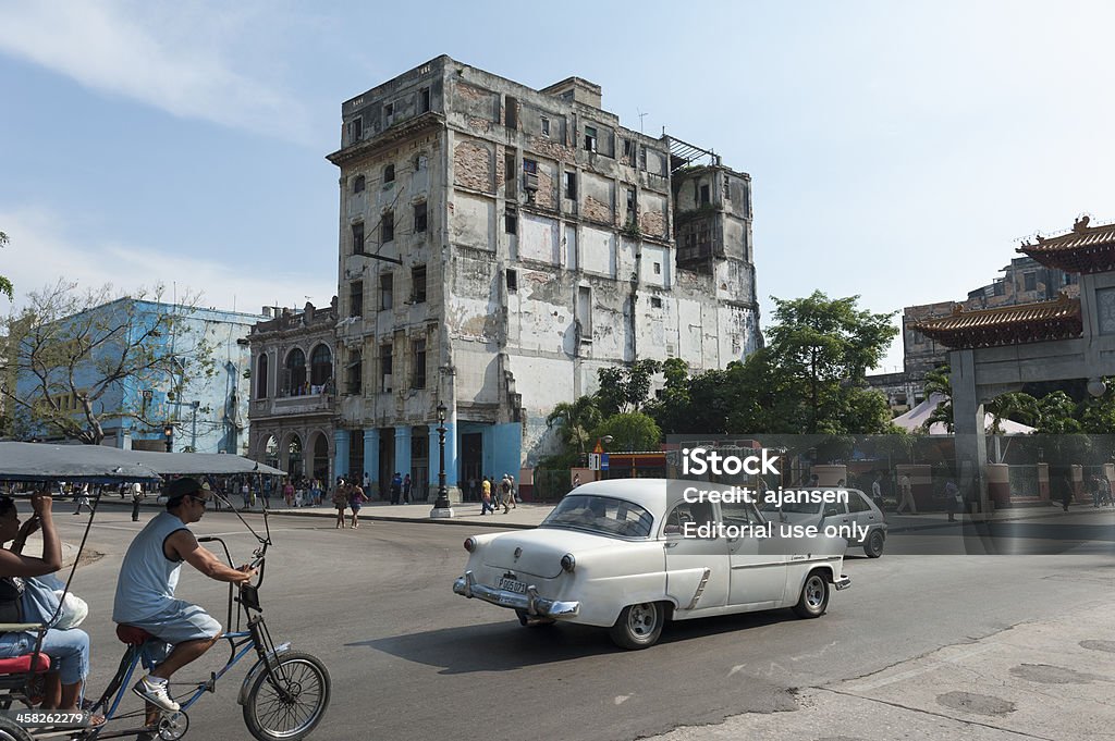 Vecchia auto americana guida ai turisti a l'Avana, Cuba - Foto stock royalty-free di Ciclismo