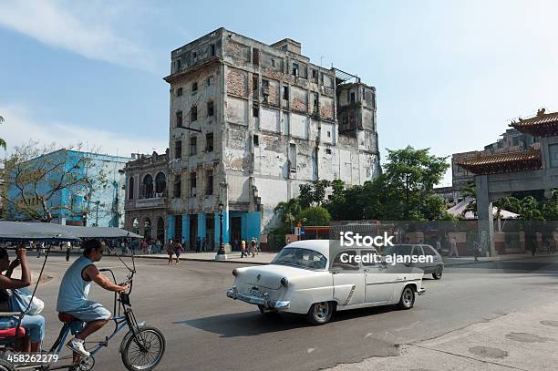 Vecchia Auto Americana Guida Ai Turisti A Lavana Cuba - Fotografie stock e altre immagini di Ciclismo