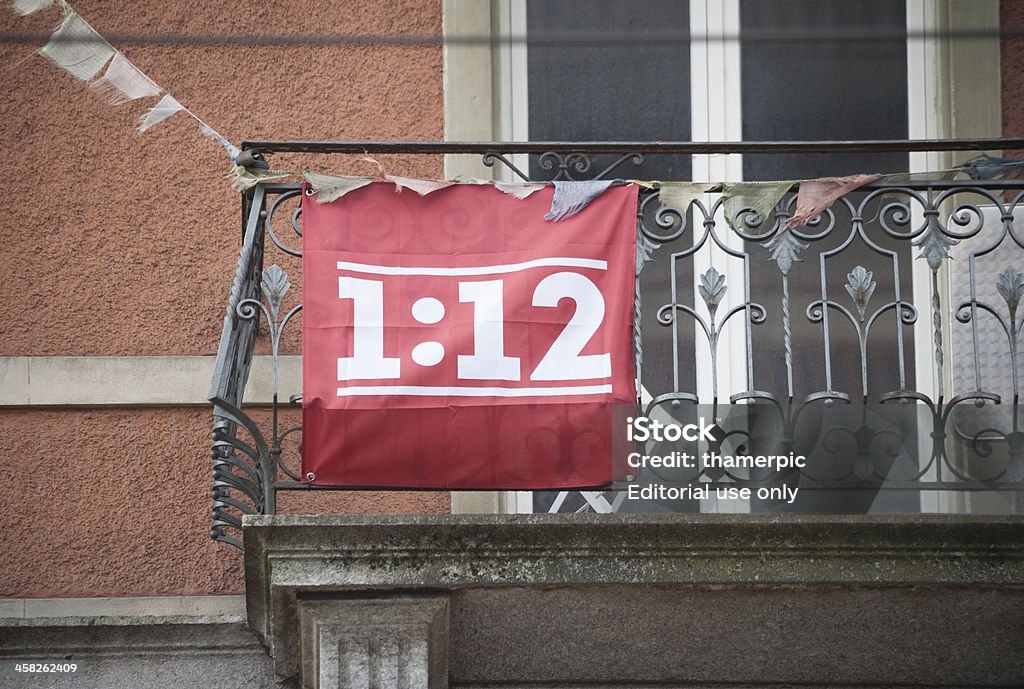 Swiss'einer für zwölf der Volksabstimmung Kampagne Flagge hängen an Balkon - Lizenzfrei Arbeit und Beschäftigung Stock-Foto