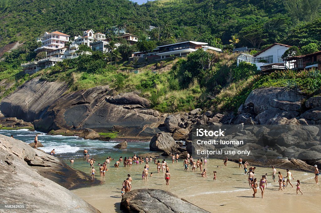 Itacoatiara Plaża w Niteroi city - Zbiór zdjęć royalty-free (Bikini)