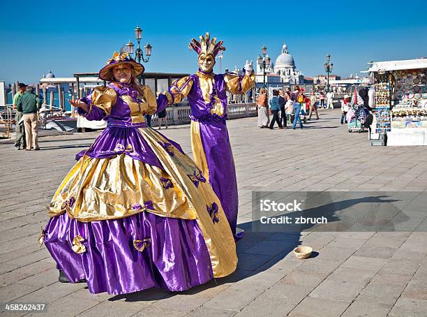 Due Persone Sul Venetian Quay Vestiti In Costumi Di Carnevale - Fotografie stock e altre immagini di Allegro
