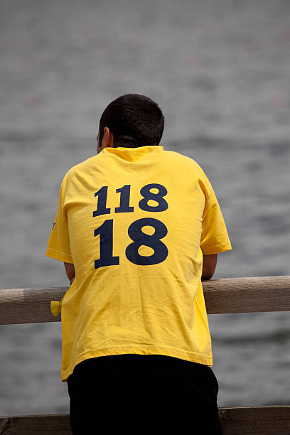 junge männliche is watching lake mit zahlen auf ihn - 11818 stock-fotos und bilder